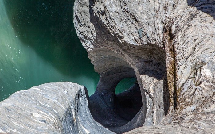 Faszinierendes Naturwerk: Strudeltöpfe bewundern beim Abstieg in die Schlucht