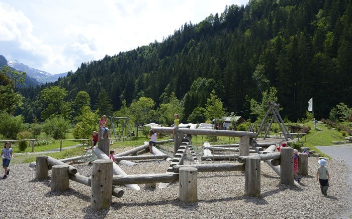 Von Hängebrücke bis Kriechröhre: Vielfältig austoben auf dem AlpKultur Spielplatz