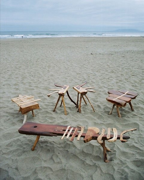 Holzmöbel gefertigt aus gesammeltem Treibholz