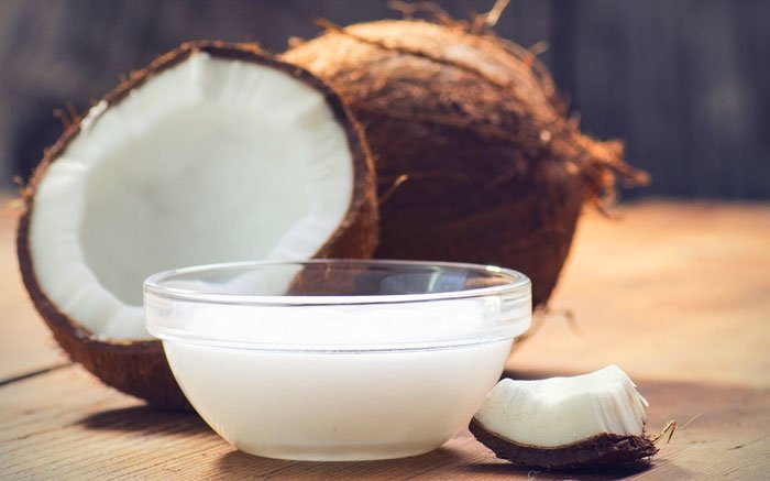 Kokosöl schützt die Haare und bringt sie zum Glänzen