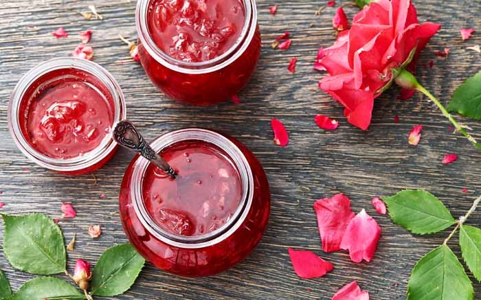 Feiner Geruch und Geschmack: Marmelade aus Rosenblüten