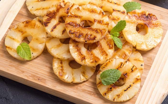 Feines Dessert direkt vom Grill: Ananas grillieren