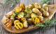 Gemüse grillieren: Schmackhafte Folienkartoffeln mit Kräuterquark