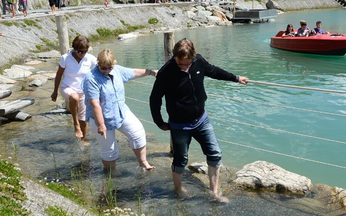 Kneippen Schweiz: Wassertreten im Öpfelsee in Klosters