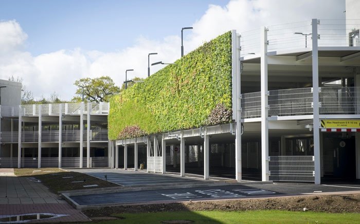 Einfache Konstruktion lässt Fassade zur grünen Oase werden