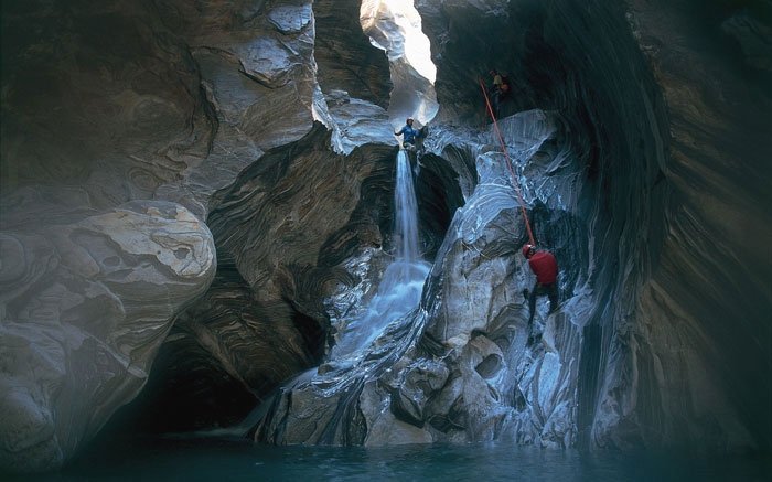 Durch Höhlen und Wasserbecken abwärts am Aletsch