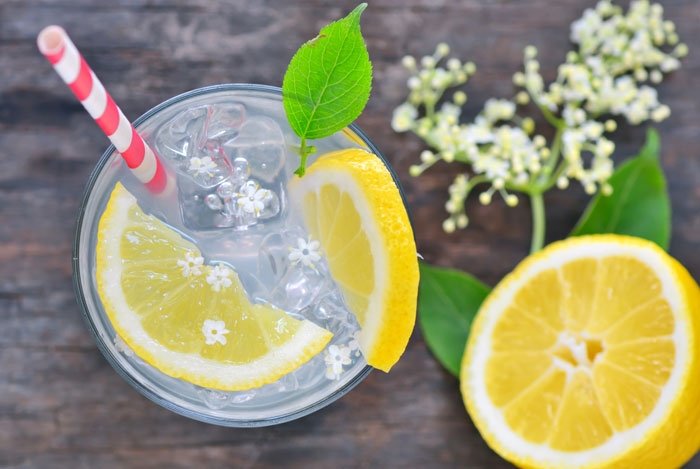 Richtiges Sommerfeeling bringt frische Holunder-Limonade