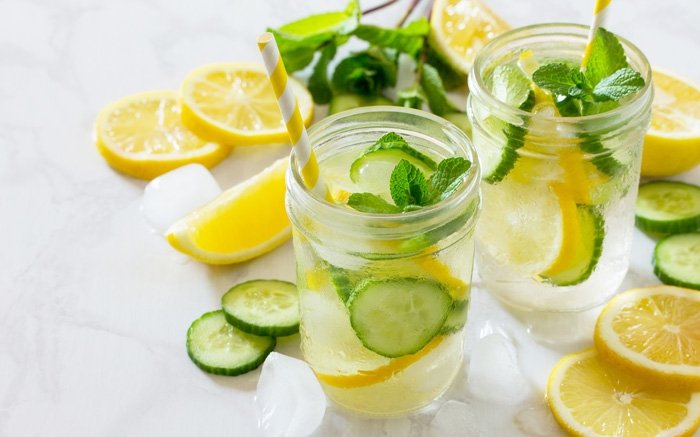 Spritzige Limonade aus Gurke und Zitrone