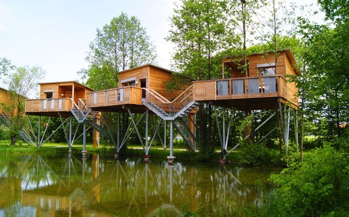Baumhaus am See: Hoch oben übernachten mit Blick auf das Wasser