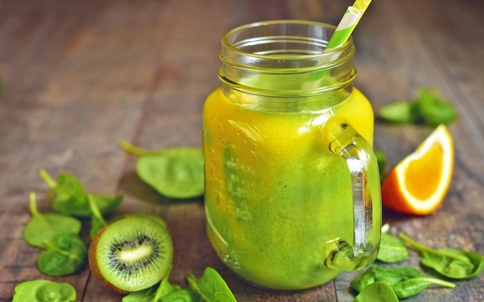 Muntermacher unter den Frucht-Smoothie: Kiwi und grüner Salat