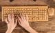 Kunststoff vermeiden: E-Mails schreiben auf der Holztastatur