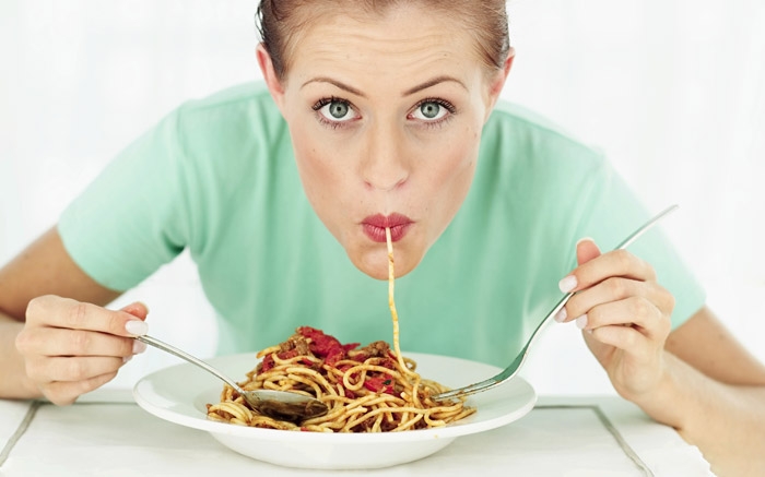Spaghetti in Ruhe geniessen: Essig hilft beim Fleck entfernen