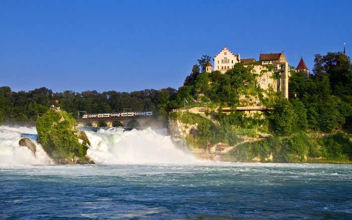 Die Kraft des Wassers erleben: Leichte Wanderung am Rheinfall entlang