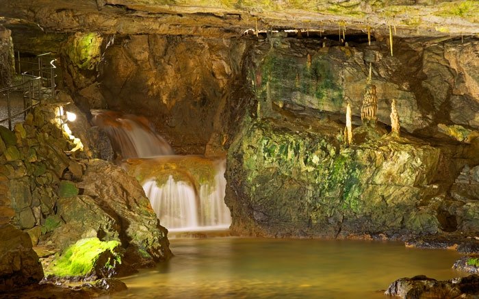 Tropfsteinhöhlen: Wunderwerke der Natur in den St.-Beatus-Höhlen