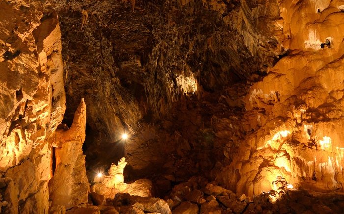 Entdeckungsreise in den Tropfsteinhöhlen von Vallorbe im Kanton Waadt