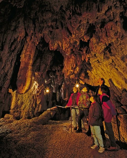 Farbstpektakel und Wunderwerk der Natur: Tropfsteinhöhlen in Baar