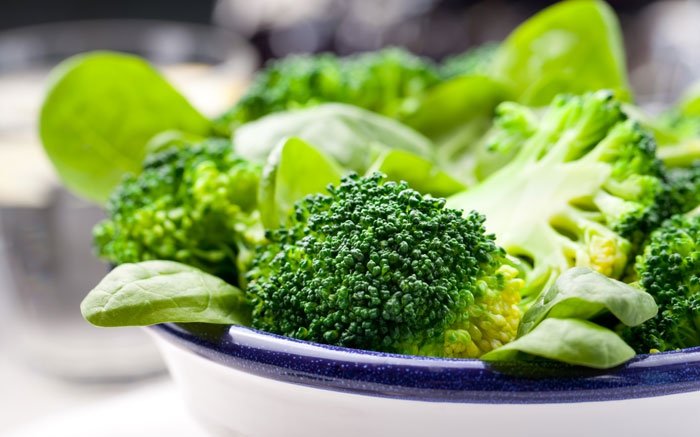 Broccoli und Spinat stärken mit Vitamin C sowie sekundären Pflanzenstoffen