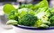 Entzündungshemmende Lebensmittel: Broccoli und Spinat essen
