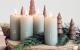 Weihnachtsdeko selber machen: Eine Holzplatte mit nummerierten Kerzen