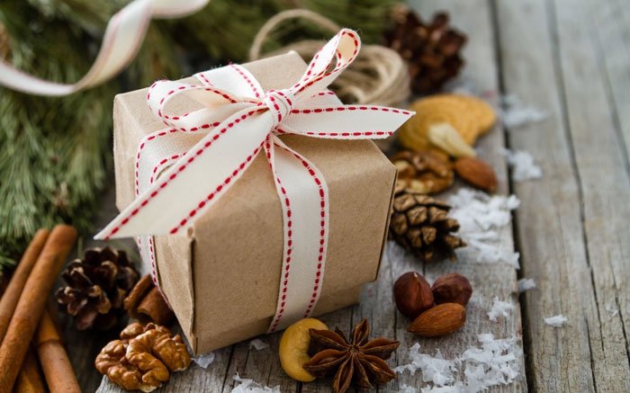 Simpel und elegante Weihnachtsdeko: Geschenk aus Recycling-Papier