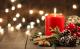 Weihnachtsdeko selber machen: Kerze mit Mistelzweigen und Kugeln