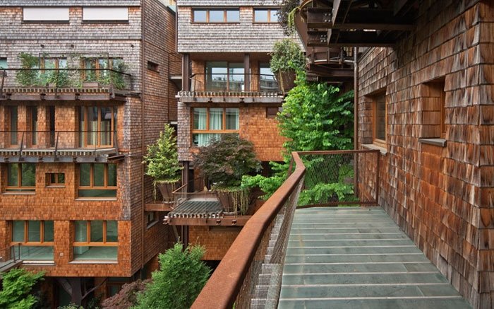 Gefühlt in einem Baum leben: 63 Wohnungen mit viel Holz und Individualität