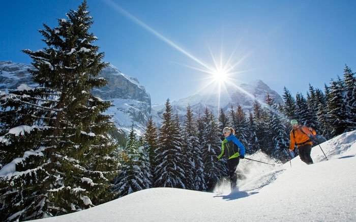 Schneeschuhlaufen in atemberaubender Umgebung der Jungfrau Region