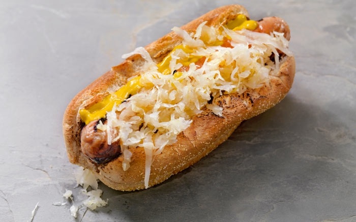 Frisches Sauerkraut peppt jeden Hot Dog auf