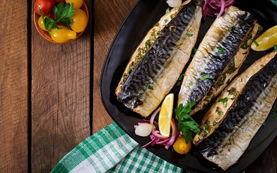 Fettreiche Fische wie Makrele und Lachs enthalten Omega-3-Fettsäuren