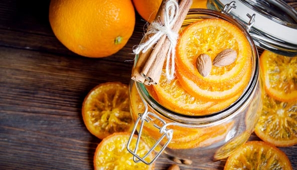 Verschenken Sie kandierte Orangenscheiben als fruchtige Süssigkeit