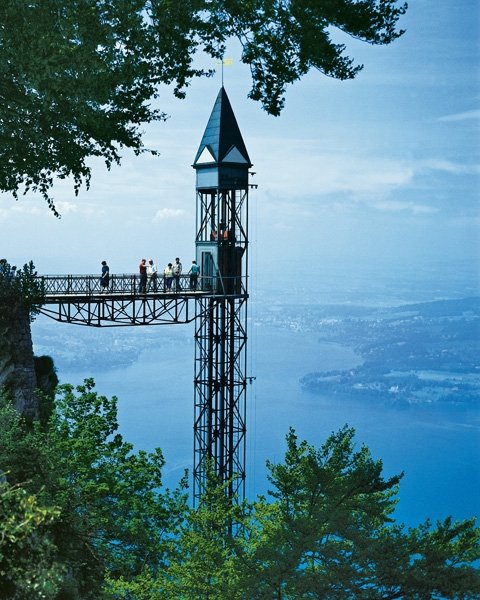 Im Panoramalift einmalige Ausblicke auf den Vierwaldstättersee geniessen