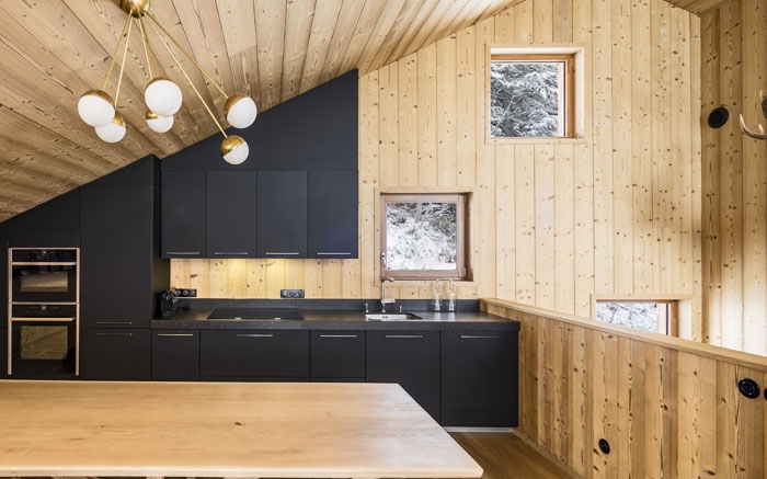 Mountain Minimalistisches Design trifft Komfort in einer Küche aus Naturmaterialien