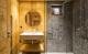 Minimalistisch leben: Das Badezimmer besteht aus Stein und Holz