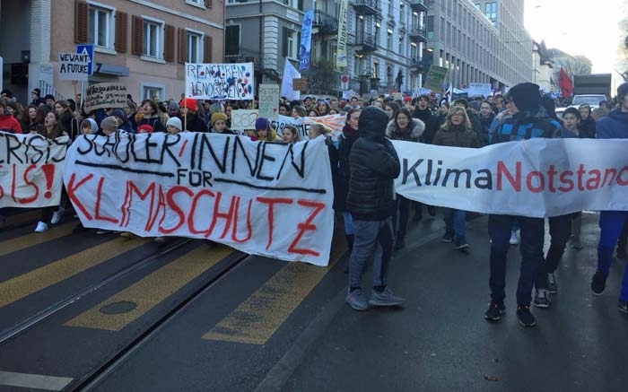 Klimastreik Schweiz: Tausende Schüler in mehreren Schweizer Städten laufen beim Klimastreik mit