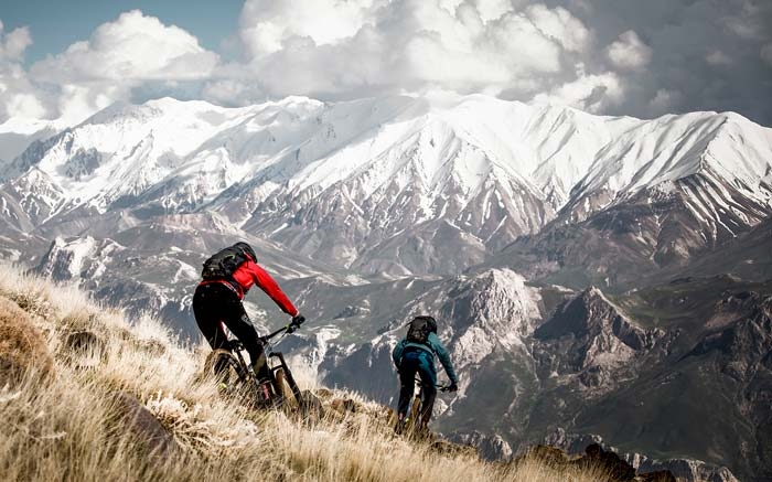 Bike-Doku durch die faszinierende Landschaft Irans