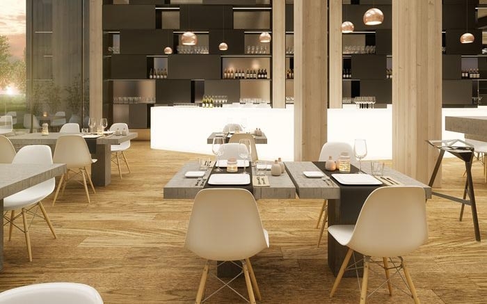 Das Restaurant aus Holz mutet elegant und rustikal zugleich an
