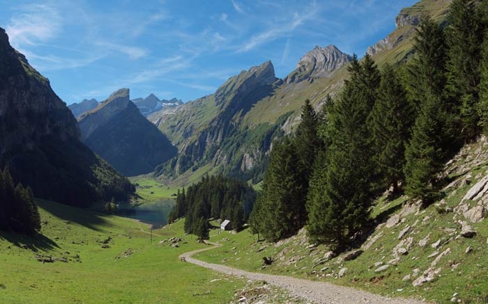 Von diesem Tal im Alpstein sieht man bis auf den Säntisgipfel