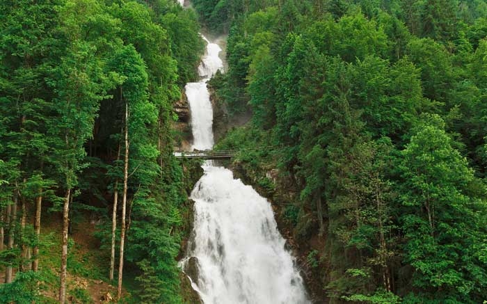Giessbachfälle: Die schönsten Wanderungen rund um den Wasserfall