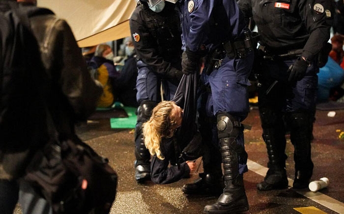Polizisten müssen standhafte Klimademonstranten vom Platz tragen
