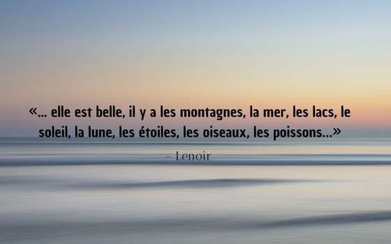 Ein Spruch auf Französisch vor dem Hintergrund eines Meeres.