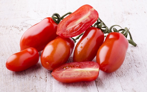 rote längliche ungleichmässige Tomaten