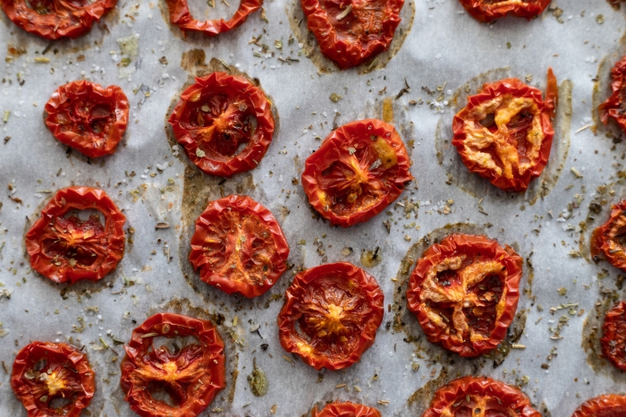 frisch getrocknete Tomaten liegen auf dem Backblech