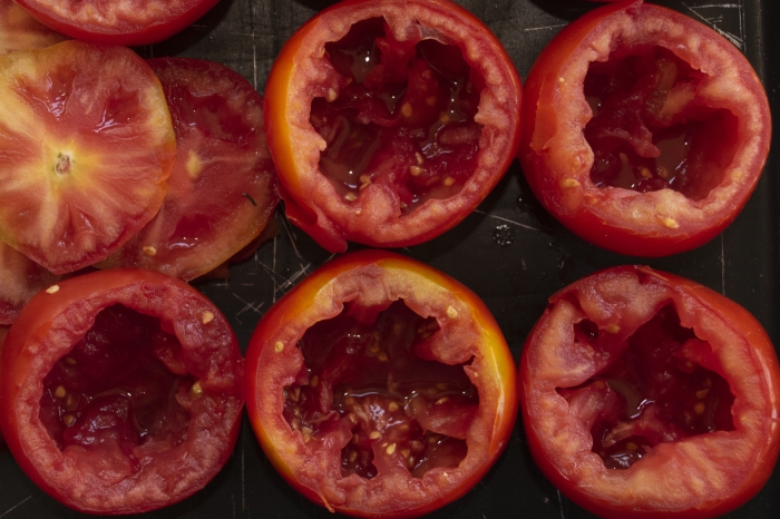 halbierte Tomaten mit der Öffnung gegen oben