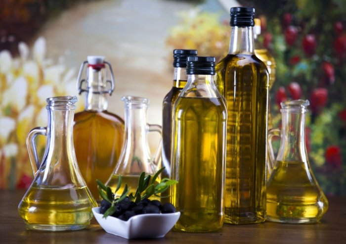 Olivenöl ist reich an Ölsäure und einfach gesättigten Fettsäuren, was es zu einem der gsündesten Öle macht. In der Qualität gibt es ein paar Unterschiede. «Olivenöl extra» hat die beste Qualität. Mit Olivenöl solltest du nur kalte Spesien zubereiten. Foto © JanPietruszka / iStock / Thinkstock  