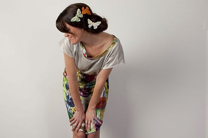 Dieses seidene Sommerkleid aus der Kollektion der Schweizer Designerin Debora Rentsch wirkt nicht nur auf bunte Schmetterlinge anziehend. Der schlichte Schnitt verleiht eine gewisse Eleganz, das bunte Muster wirkt verspielt und sommerlich. Foto: © Kathrin Hilti
 
 