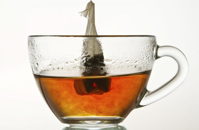 Mit alten Teebeuteln, egal welcher Sorte, lässt sich ein anderer organischer Dünger ebenfalls optimieren. Verfahren Sie hierbei ähnlich wie beim Kaffeesud und achten Sie darauf, dass Sie nur biologisch abbaubare Teebeutel verwenden. Tee eignet sich vor allem für Blumen als gutes Düngemittel und kann durch das enthaltene Teein zudem die Pflanzen desinfizieren und Schädlinge fernhalten. Als Düngerzusatz eignet sich jede Teesorte. Foto: © Shaiith / iStock / Thinkstock
 