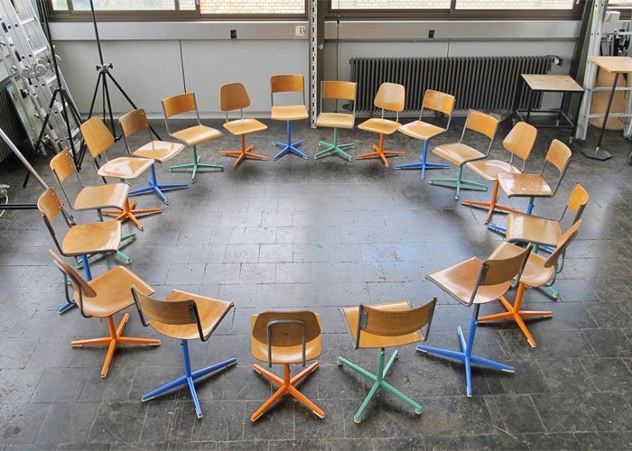 Diese neu aufbereiteten Schulstühle waren ursprünglich einmal Bürostühle und stammen aus den 50er-Jahren. Mit einem frischen Anstrich wirken sie modern und gemütlich zugleich. Bild: refurnished, (refurnished.ch)