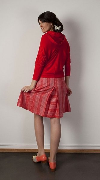 Rot ist die Farbe der Liebe. Und auch Debora Rentsch hat dieses Outfit mit viel Liebe designt. Der rotgestreifte Rock sorgt für eine mädchenhafte Linie. Der Kapuzenpulli steht dazu in frechem und lässigem Kontrast. Eine super Kombi! Foto: Kathrin Hilti
