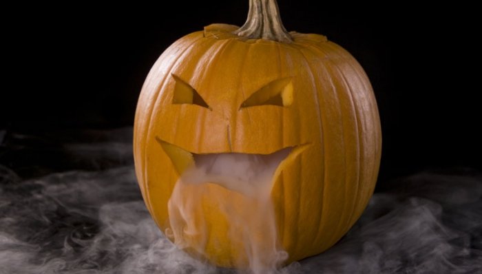 Um an Halloween einen besonders gruseligen Effekt zu erzeugen, kann eine kleine Nebelmaschine in die Kürbislaterne gelegt werden. Foto: © Jose Gil / Fotolia.com