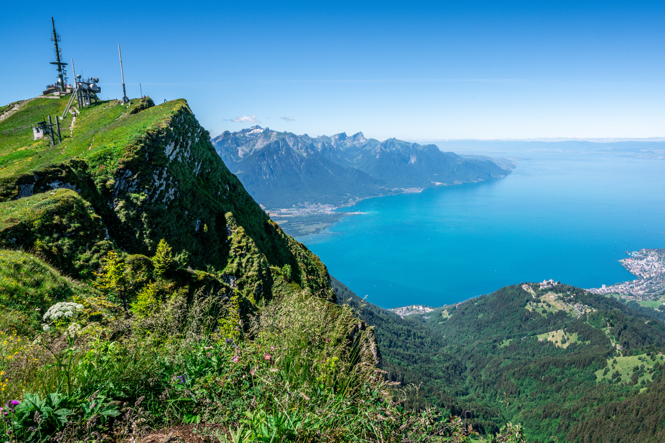 ein Bergkamm mit Masten und ein Seeblick-Panorama